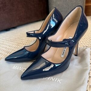 Manolo Blahnik Navy Patent Mary Janes SZ 34 EU